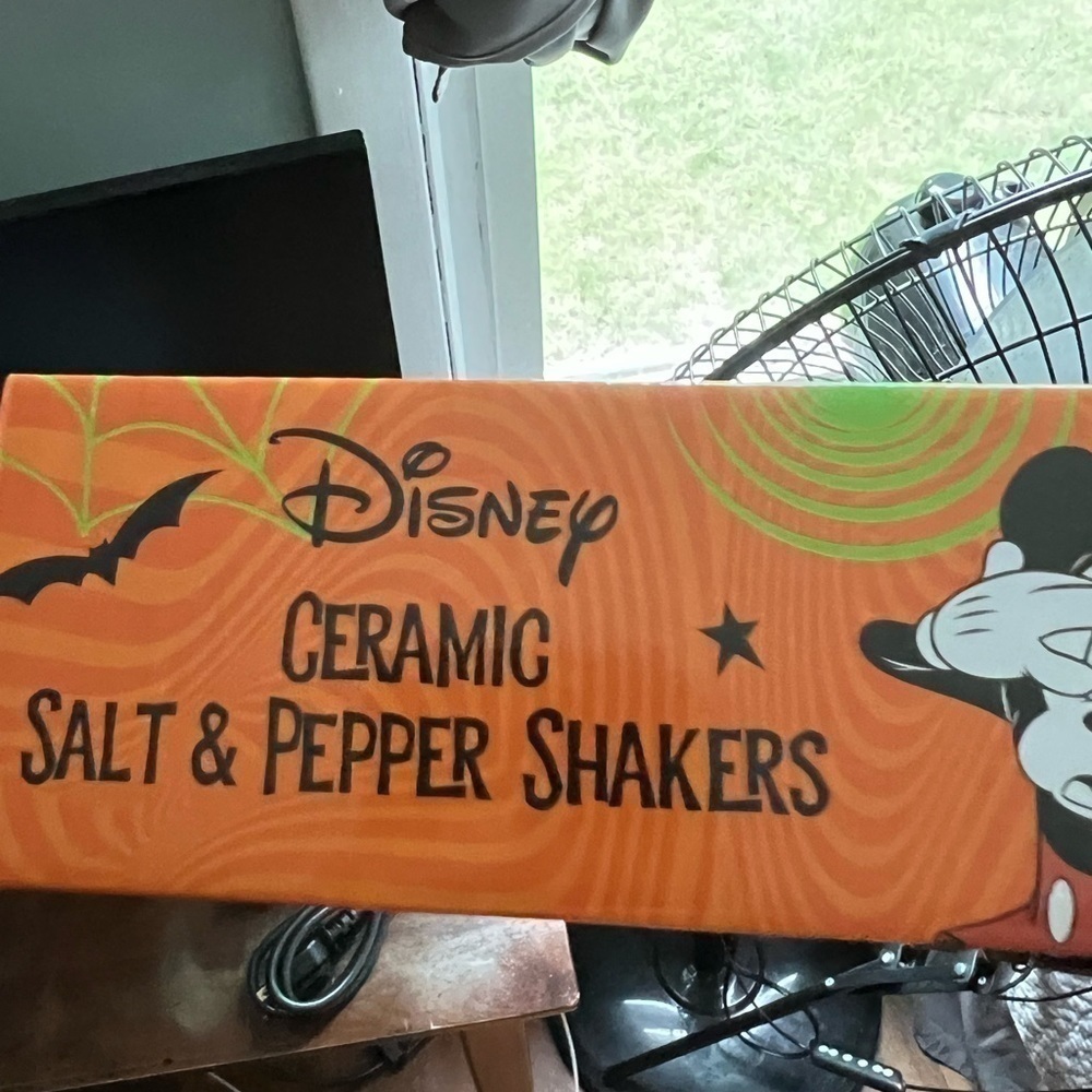 MICKEY and minnie ceramic salt and pepper shakers NIB - Picture 6 of 6